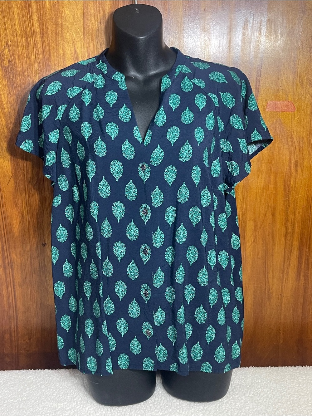 Liz Claiborne Navy Top with Green Leaf Medallion Print L-P